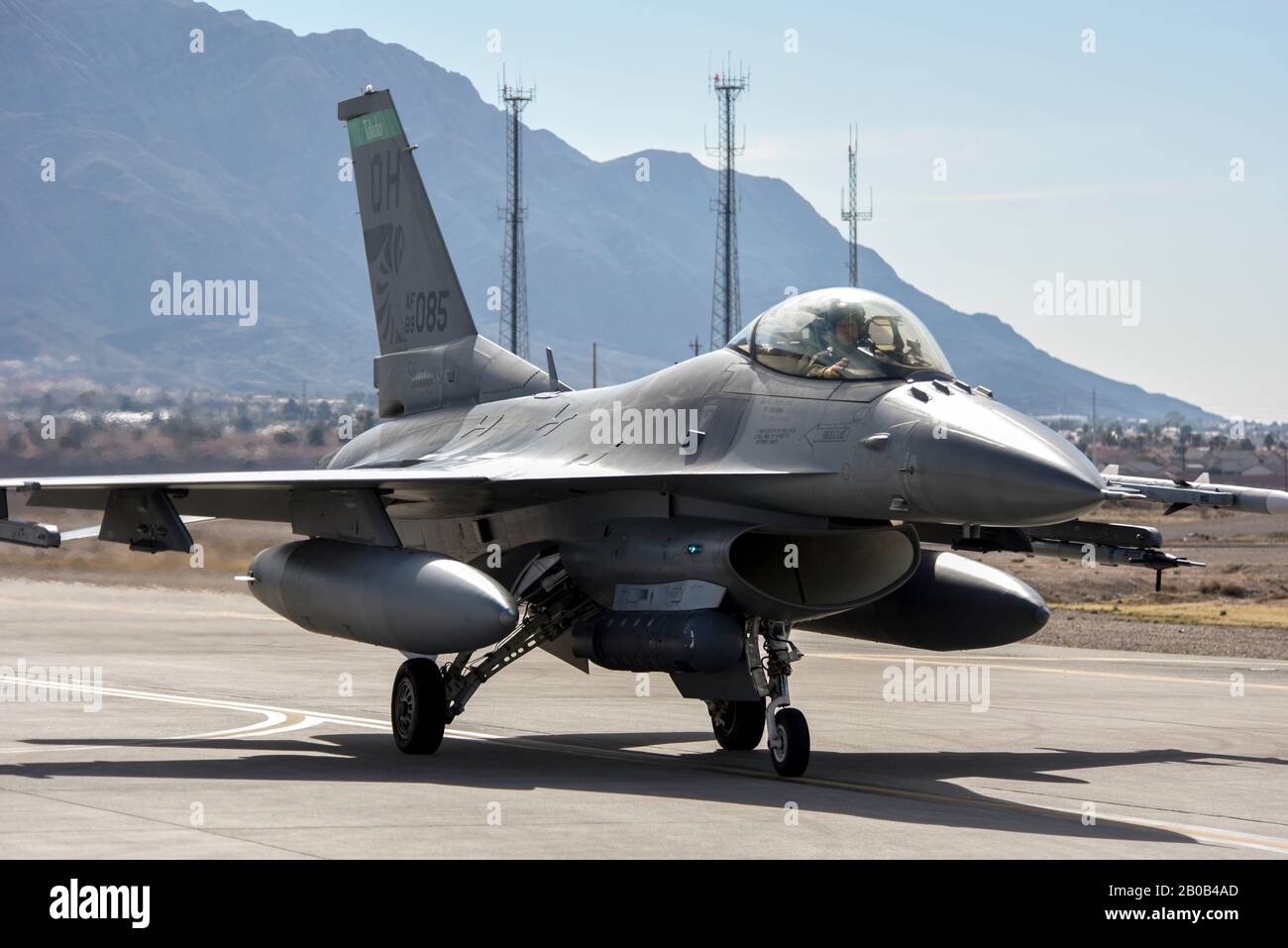 Il capitano della U.S. Air Force Justin Guither, un pilota di caccia F-16 assegnato ai taxi della 180th Fighter Wing della Guardia Nazionale dell'Ohio, una F-16 assegnata alla 180FW alla fine della pista alla Nellis Air Force base, Nevada, prima del decollo durante l'esercizio Green Flag-West, 16 febbraio 2020. La bandiera verde è un esercizio di formazione comune realistico, aria-superficie, progettato per migliorare l'interoperabilità tra gli aerei sostenendo al contempo le truppe di terra permettendo ai rami militari degli Stati Uniti, così come ad altre nazioni alleate e della NATO, un'opportunità di lavorare insieme, come farebbero nelle operazioni militari in tutto il mondo. Foto Stock
