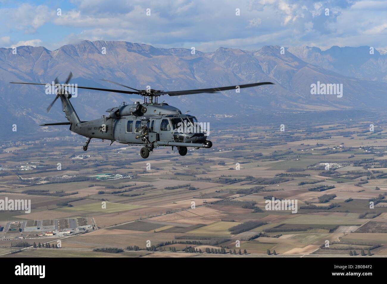 Un elicottero della U.S. Air Force HH-60G Pave Hawk gestito dalla 56th Rescue Squadron vola su Aviano, Italia, 12 febbraio 2020. Il 56th RQS fornisce una risposta rapida e globale alla forza di reazione e di salvataggio di combattimento utilizzando elicotteri HH-60G Pave Hawk. (STATI UNITI Air Force Photo by Airman Thomas S. Keisler IV) Foto Stock