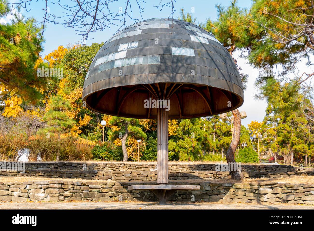 Osaka, Giappone - 11 Dicembre 2019 : Padiglione Tipo Funghi Nel Parco Ryokuchi Di Tsurumi, Medium Shot, Low Angle View Foto Stock