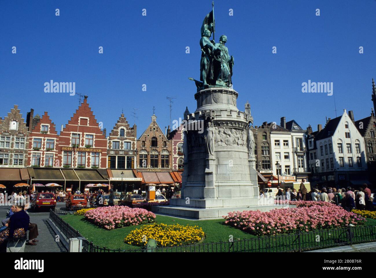 BELGIO, BRUGGE, PIAZZA DELLA CITTÀ CON ARCHITETTURA TRADIZIONALE Foto Stock