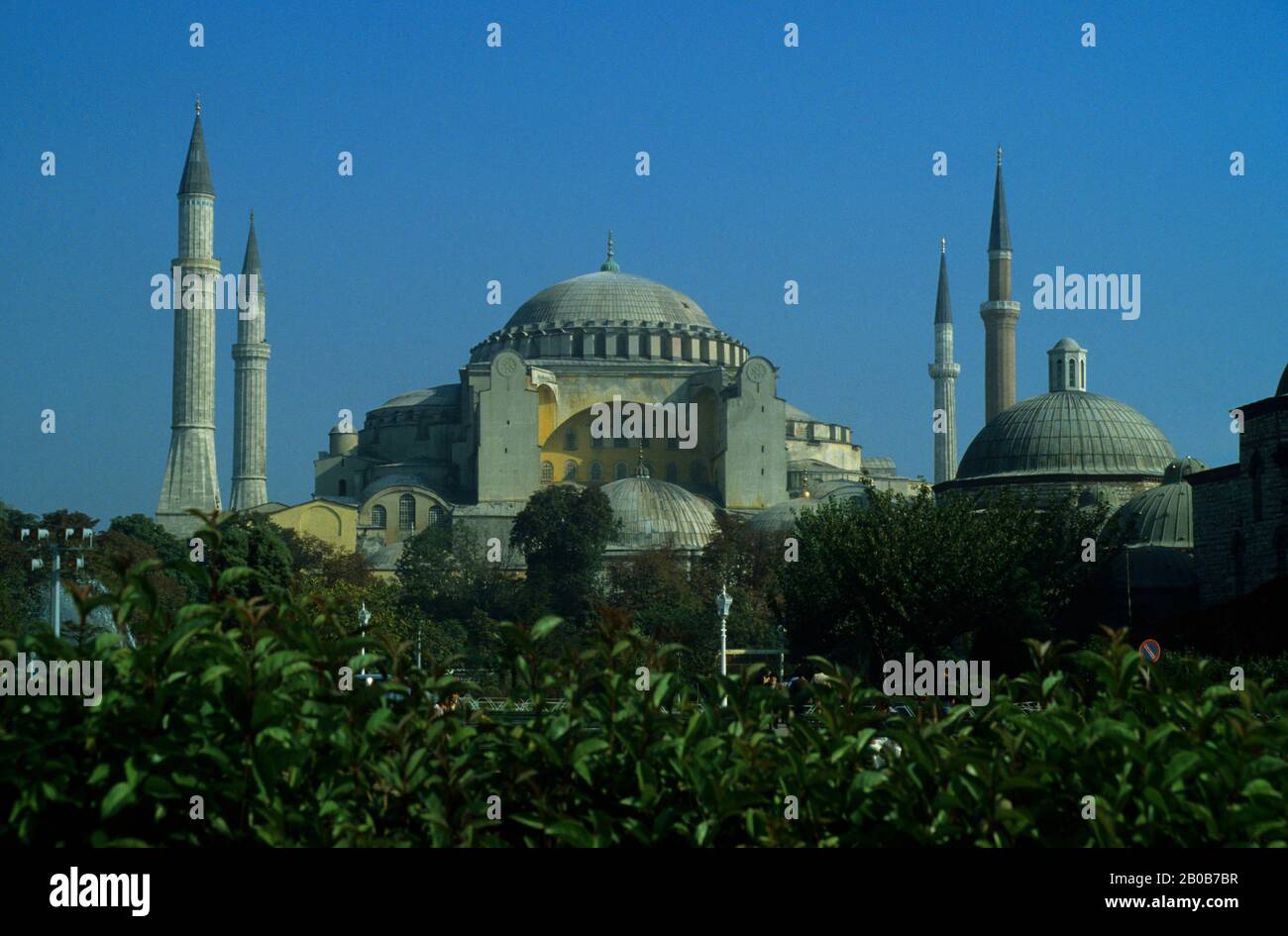 TURCHIA, ISTANBUL, PARCO CON HAGIA ST. SOPHIA SFONDO DELLA CHIESA Foto Stock