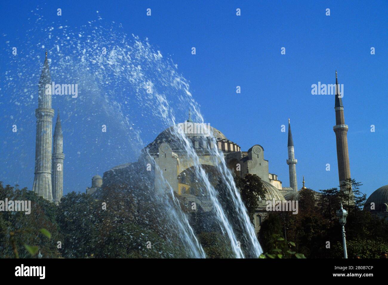 TURCHIA, ISTANBUL, FONTANA CON HAGIA ST. SOFIA SFONDO Foto Stock
