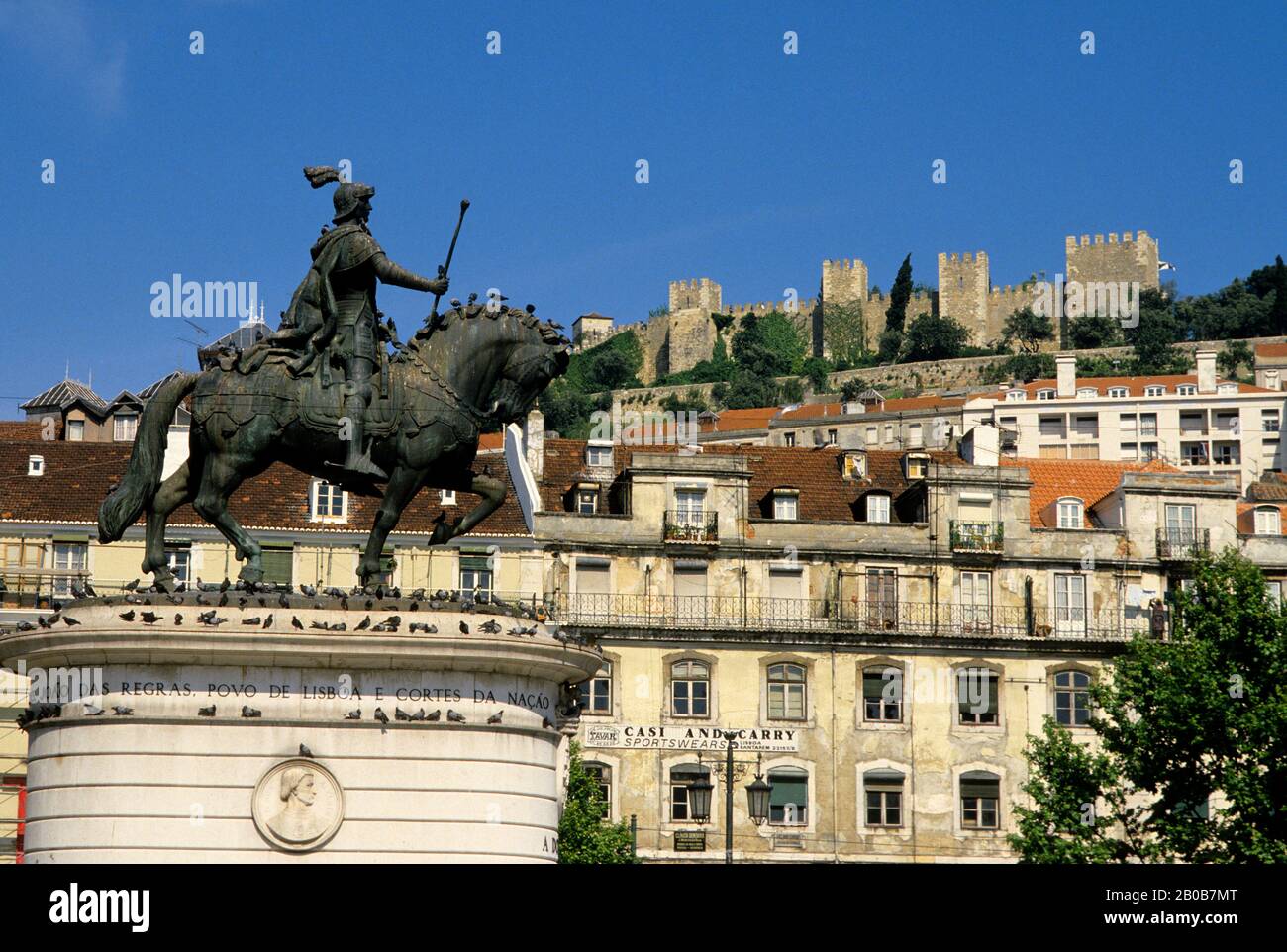 PORTOGALLO, LISBONA, PRACA DA FIGUEIRA (PLAZA), ST. GEORGE CASTLE SFONDO Foto Stock