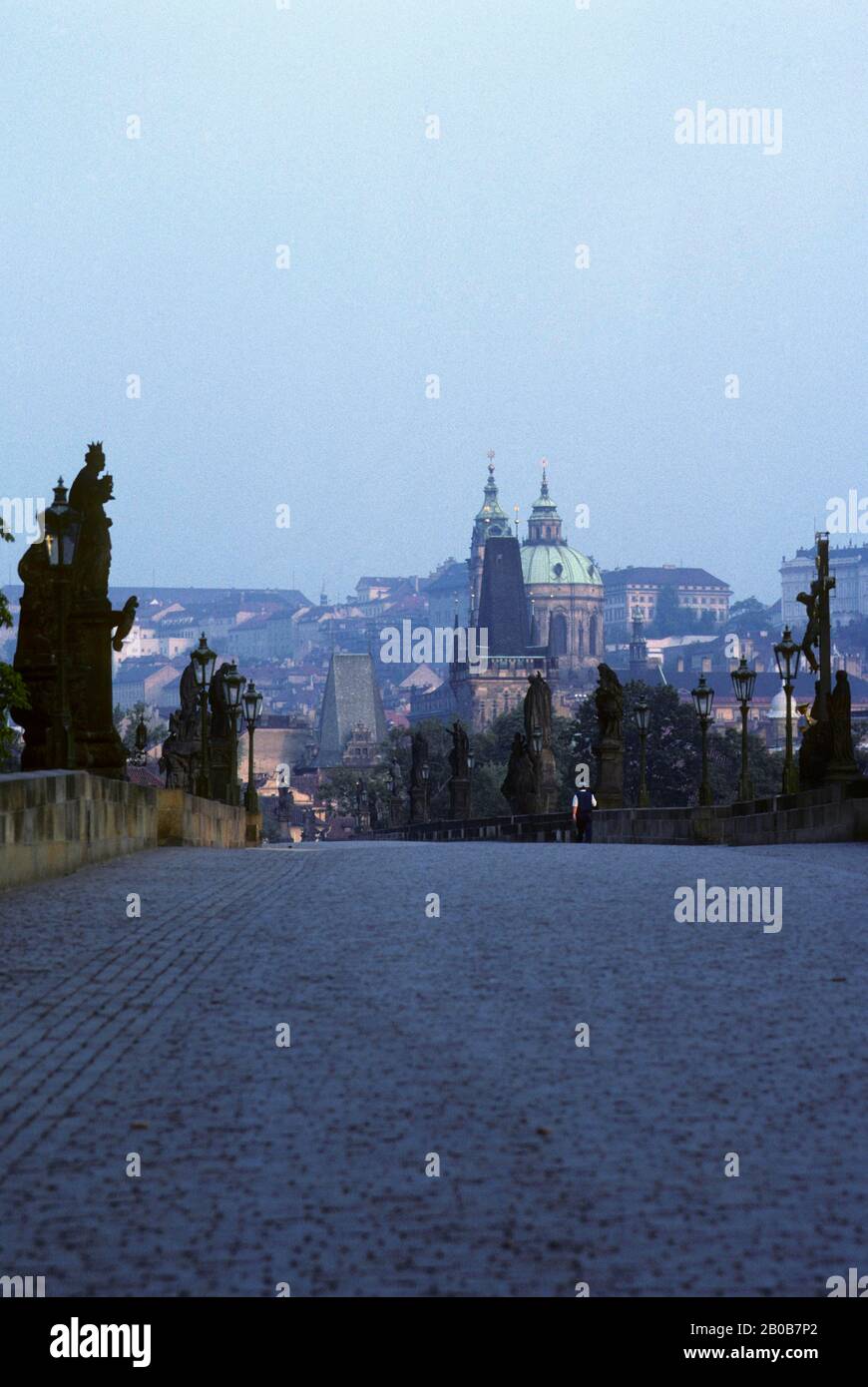REPUBBLICA CECA, PRAGA, PONTE CARLO CON CUPOLA DELLA CHIESA DI SAN NICOLA SULLO SFONDO Foto Stock