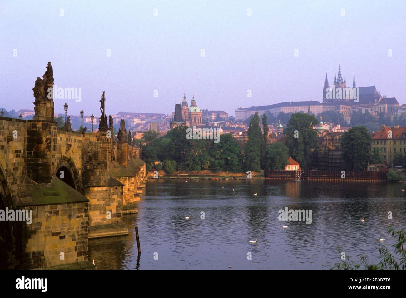 REPUBBLICA CECA, PRAGA, PONTE CARLO SUL FIUME MOLDAU CON IL CASTELLO DI PRAGA SULLO SFONDO Foto Stock