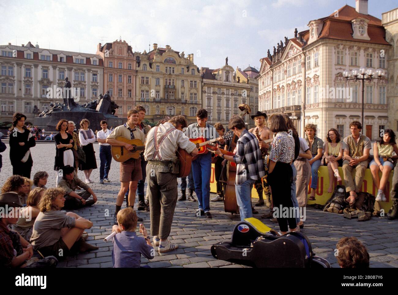 REPUBBLICA CECA, PRAGA, PIAZZA DELLA CITTÀ VECCHIA (STAROMESTSKE NAMESTI), GIOVANE MUSICA Foto Stock