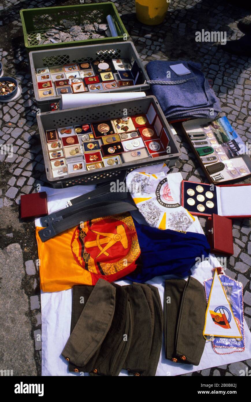 GERMANIA, BERLINO OVEST, STAND SOUVENIR CON MANUFATTI VOLKSARMEE (ESERCITO TEDESCO ORIENTALE) Foto Stock