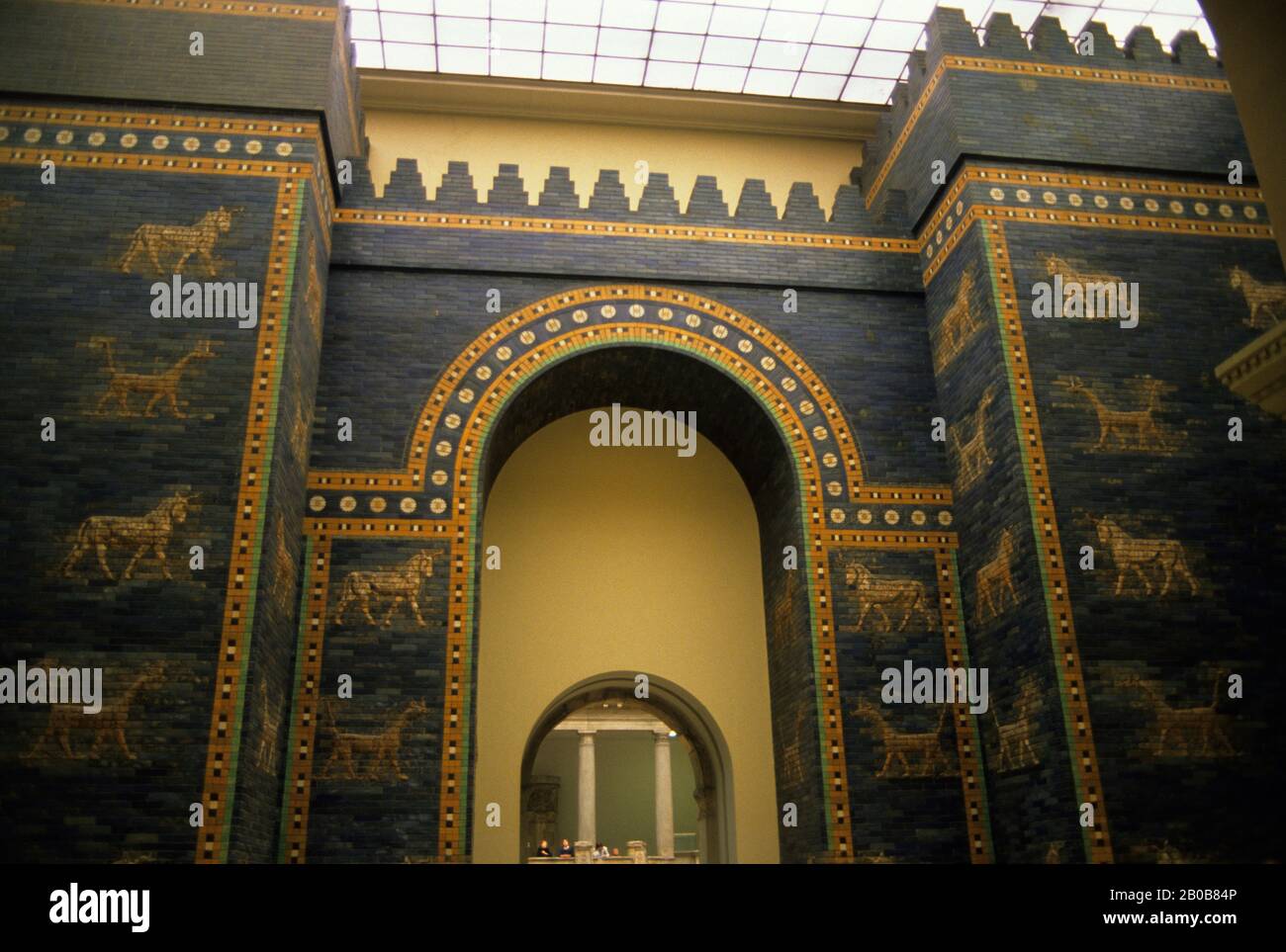 GERMANIA, BERLINO EST, PERGAMON MUSEUM, CANCELLO ISHTAR DA BABILONIA (580 A.C.) Foto Stock