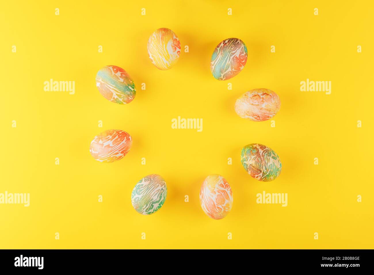 Forma circolare da pasqua uova colorate. Foto Stock