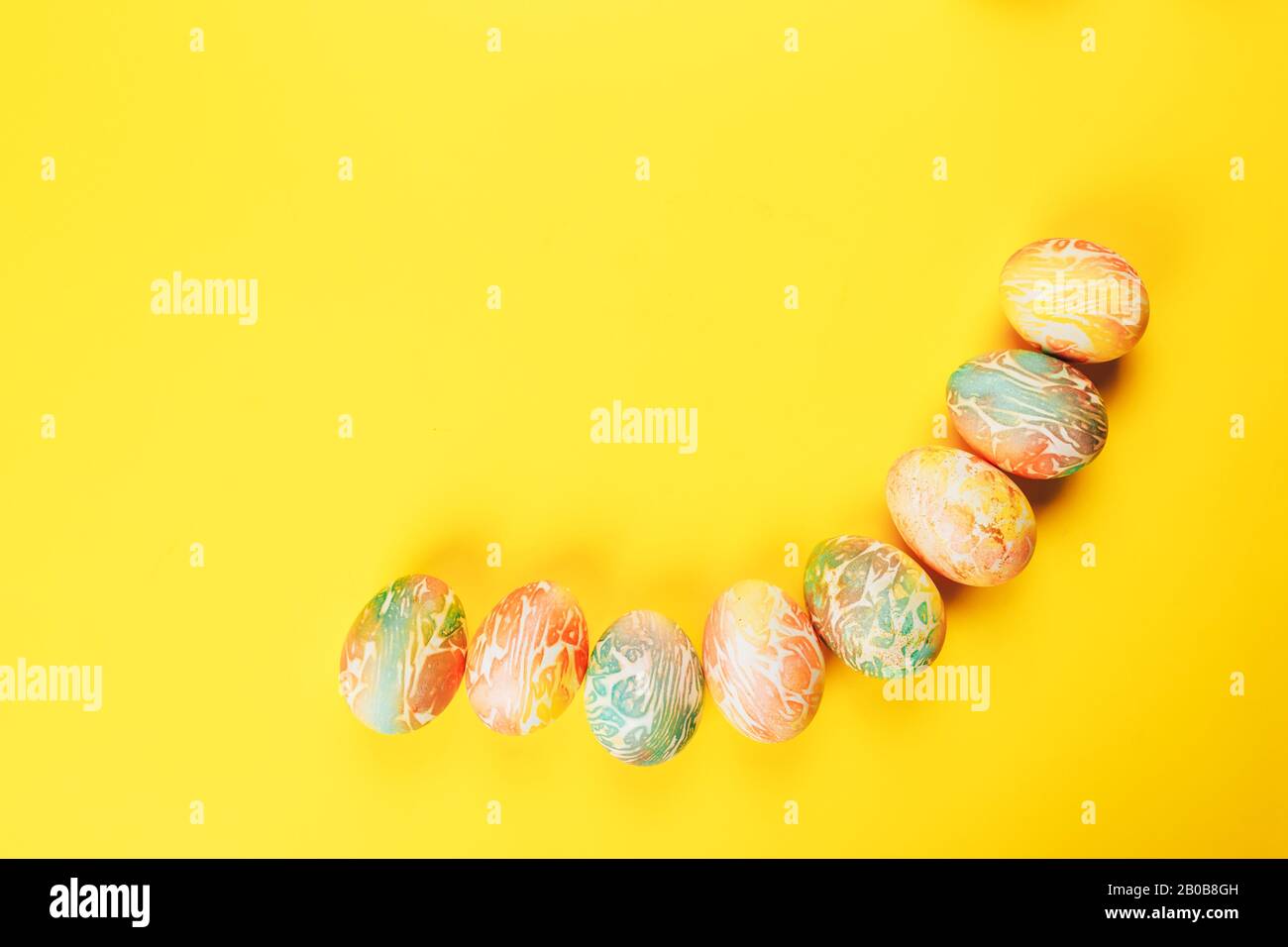 Forma circolare da pasqua uova colorate. Foto Stock