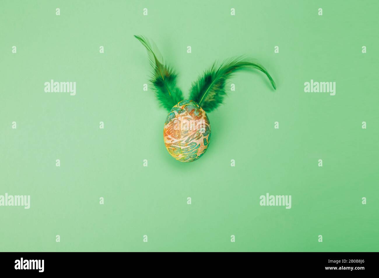 Colore uovo di pasqua con orecchie di coniglio Foto Stock