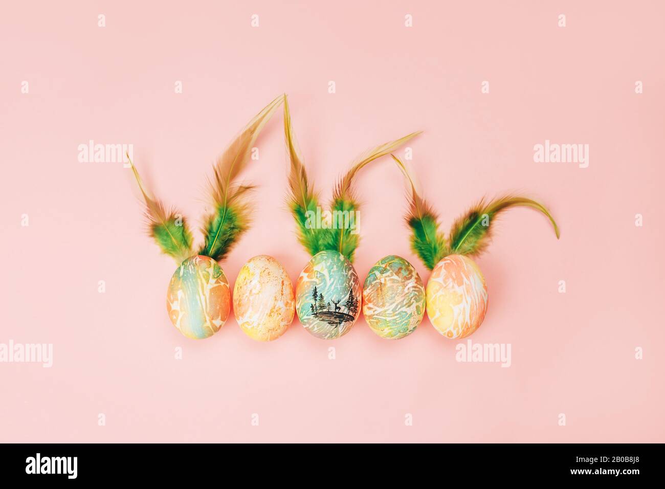 Colore uova di pasqua con orecchie di coniglio Foto Stock