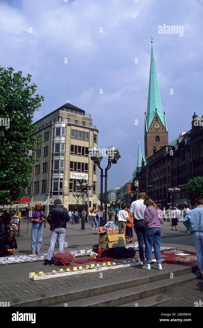 GERMANIA, AMBURGO, RATHAUSPLATZ, PIAZZA DELLA CITTÀ CON ST. PETRI CHURCH BACKGROUND, MERCATO DELLE PULCI Foto Stock