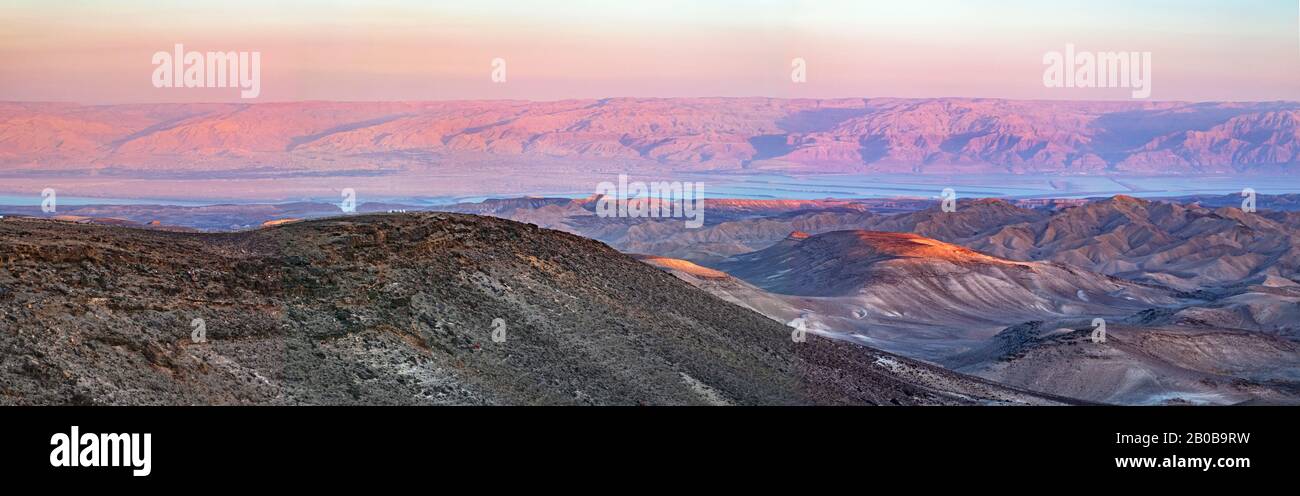 Panorama colorato del tramonto sulle montagne del moav in giordania e il mare morto dalle colline del deserto di negev vicino Arad in Israele Foto Stock