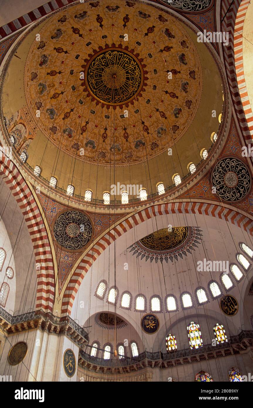 TURCHIA, ISTANBUL, MOSCHEA SULEYMANIYE, INTERNO, CUPOLA Foto Stock