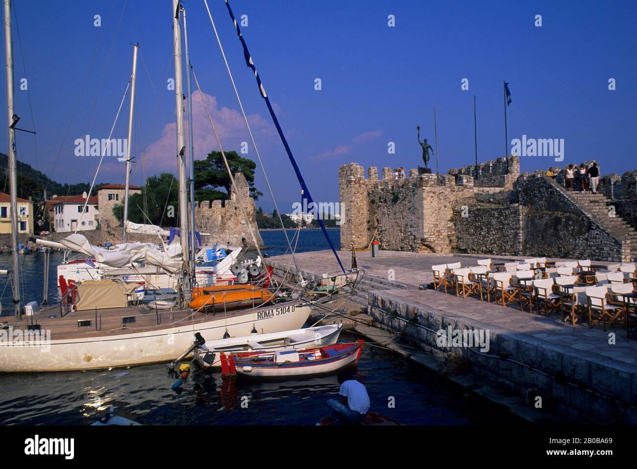 GRECIA, NAUPAKTOS, PORTO CON BARCHE Foto Stock