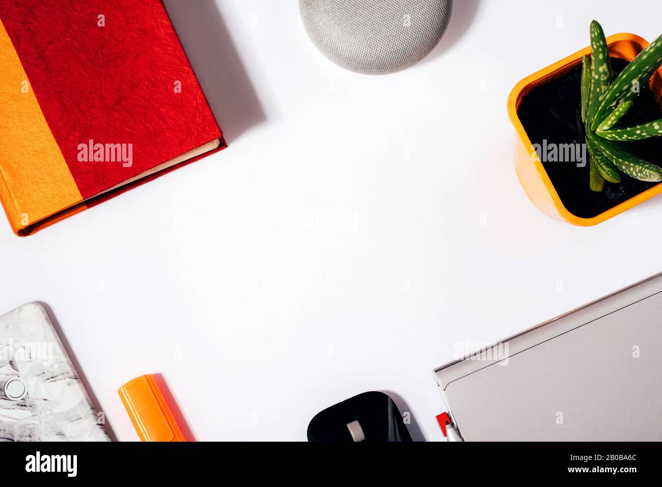 Concetto di assistente digitale. Disposizione piatta dell'altoparlante intelligente con luci a LED attivate isolatrd su sfondo bianco. Foto Stock