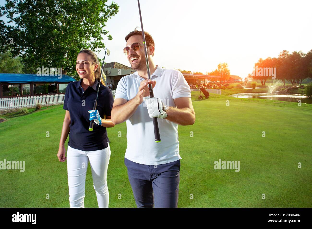 Una fotografia di un golfista maschio e femmina con club nelle loro mani. Foto Stock