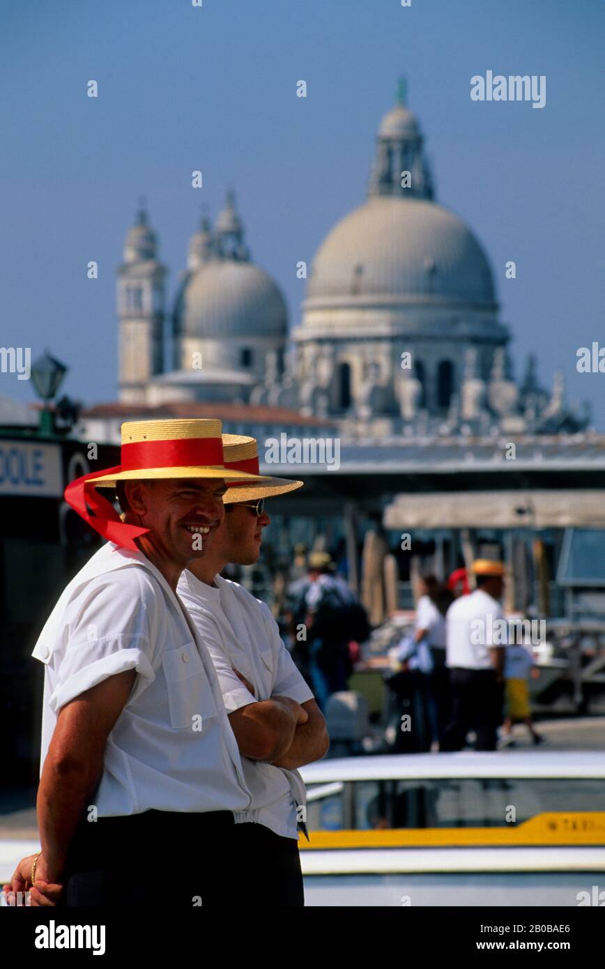 ITALIA, VENEZIA, GONDOLIERI CON SANTA MARIA DELLA SALUTE SULLO SFONDO Foto Stock