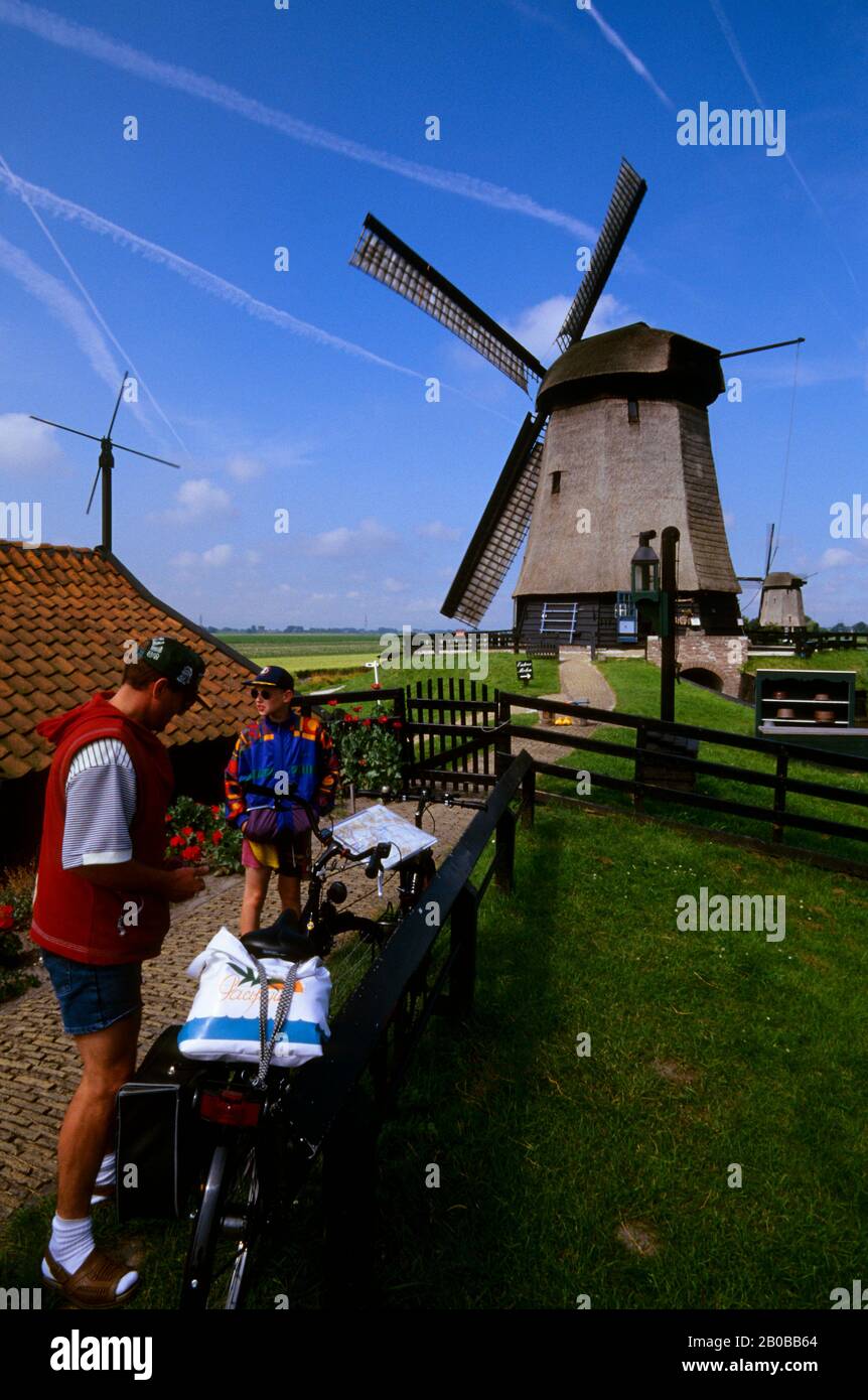 OLANDA, VICINO ALKMAAR, WINDMILL MUSEUM, CICLISTI Foto Stock