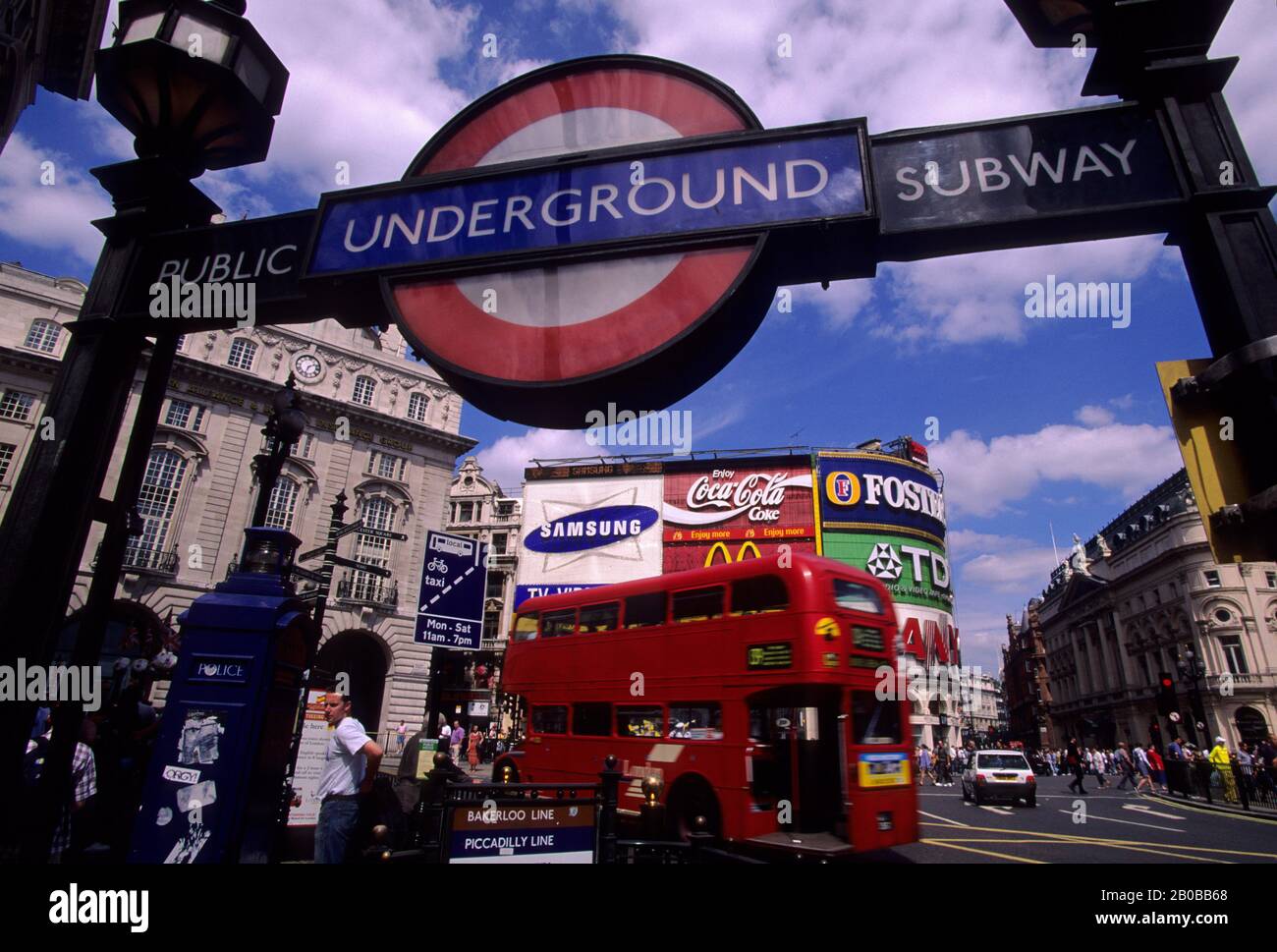 INGHILTERRA, LONDRA, PICCADILLY CIRCUS, STAZIONE DELLA METROPOLITANA E PUBBLICITÀ Foto Stock