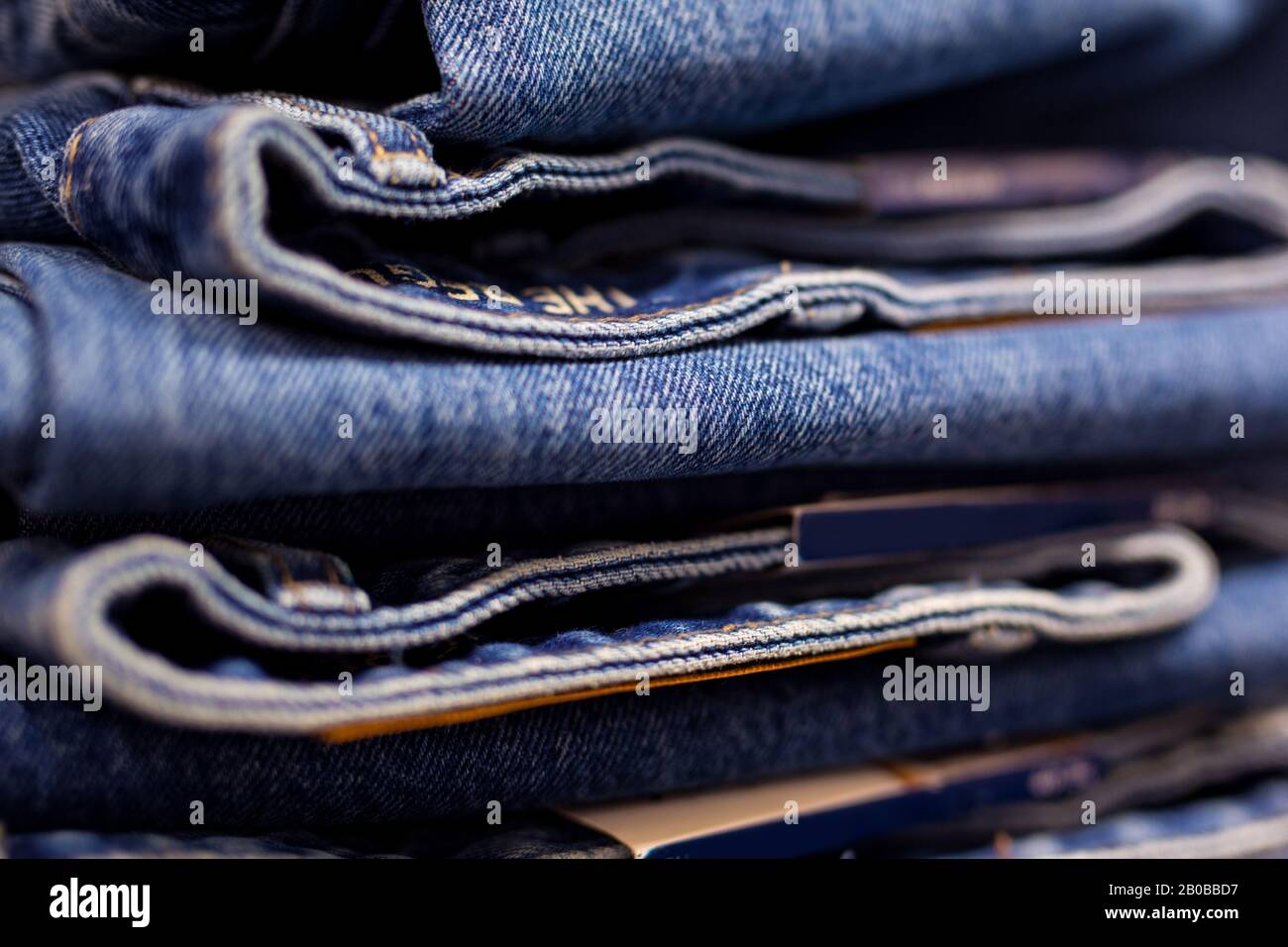 Una foto di primo piano di una pila di jeans piegati. Foto Stock