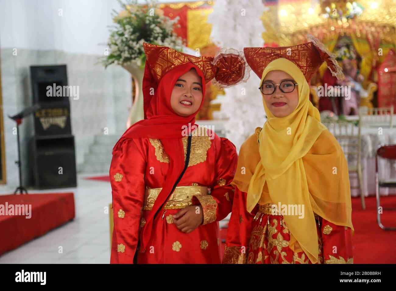 Due belle ragazze che indossano abiti Minang a un matrimonio in Indonesia Foto Stock