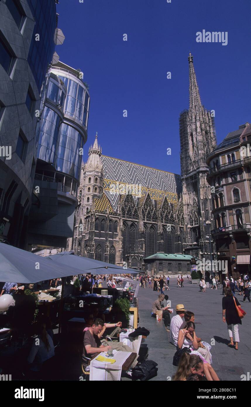 AUSTRIA, VIENNA, ST. STEPHEN'S SQUARE, HAASHAUS, ST. STEPHEN'S CATHEDRAL SULLO SFONDO Foto Stock