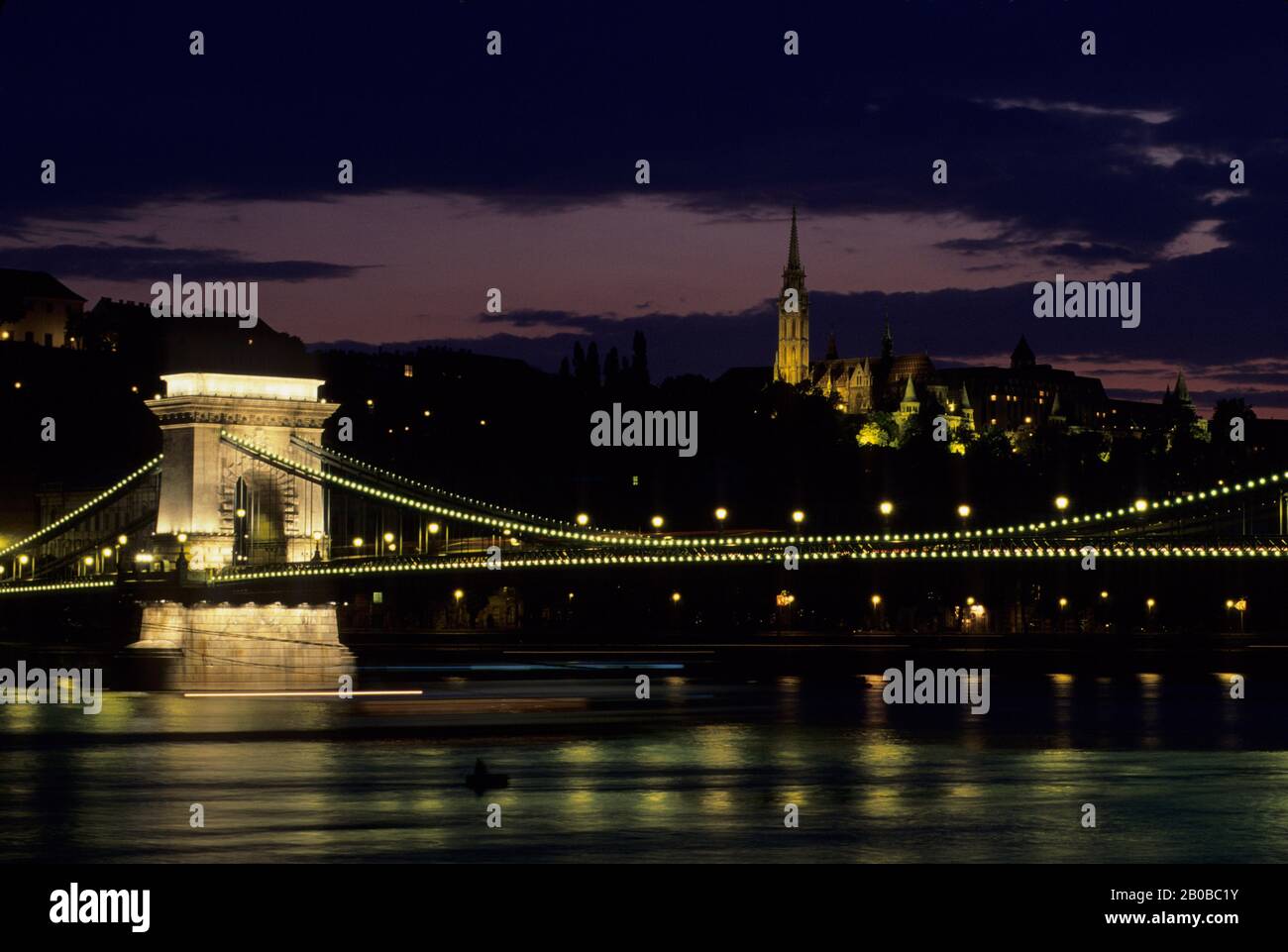 UNGHERIA, BUDAPEST, DANUBIO, VISTA ST. CHIESA DI MATTHIAS, FOTOGRAFIA NOTTURNA, PONTE DELLA CATENA Foto Stock