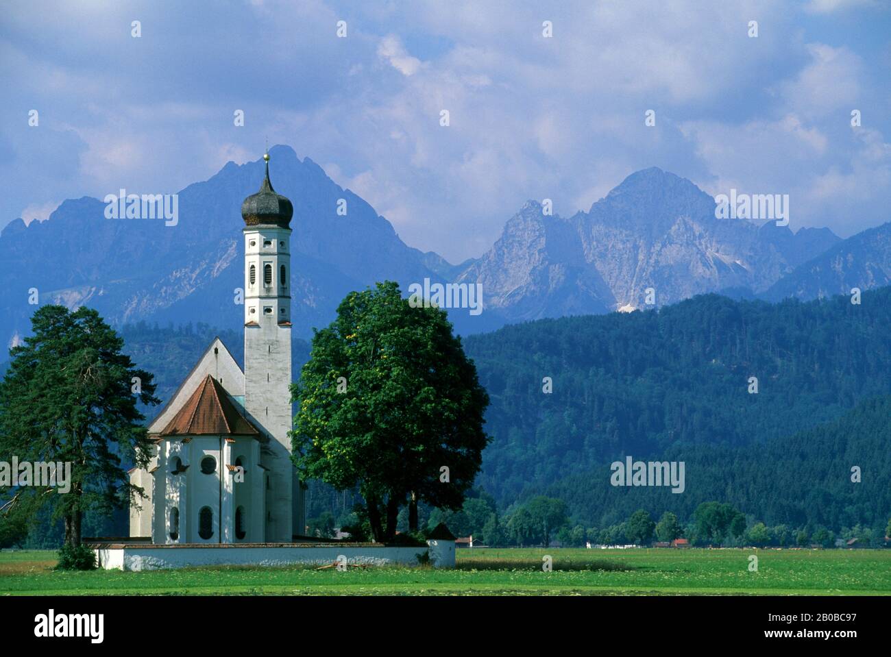 GERMANIA, BAVIERA, VICINO FUSSEN, ST. KOLOMAN CHIESA, MONTAGNE SULLO SFONDO Foto Stock
