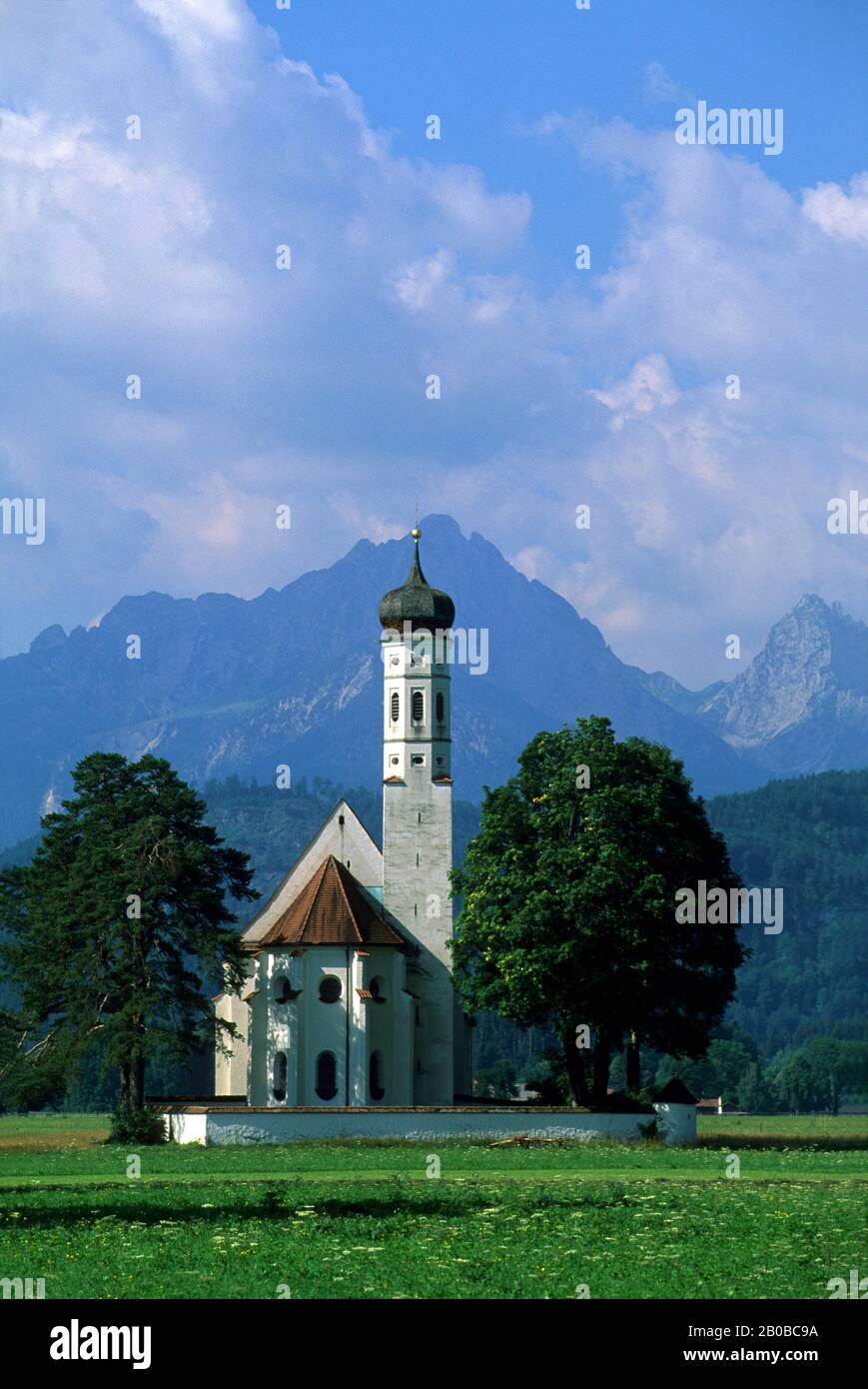 GERMANIA, BAVIERA, VICINO FUSSEN, ST. KOLOMAN CHIESA, ALP MONTAGNE IN BACKGROUND Foto Stock