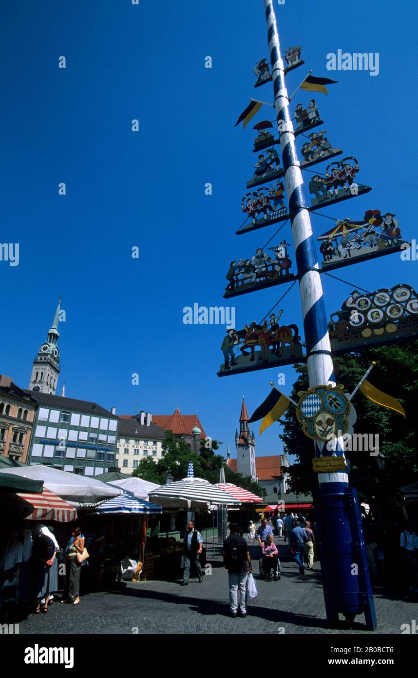 GERMANIA, BAVIERA, MONACO DI BAVIERA, VIKTUALIENMARKT, MERCATO GIORNALIERO, MAYPOLE Foto Stock