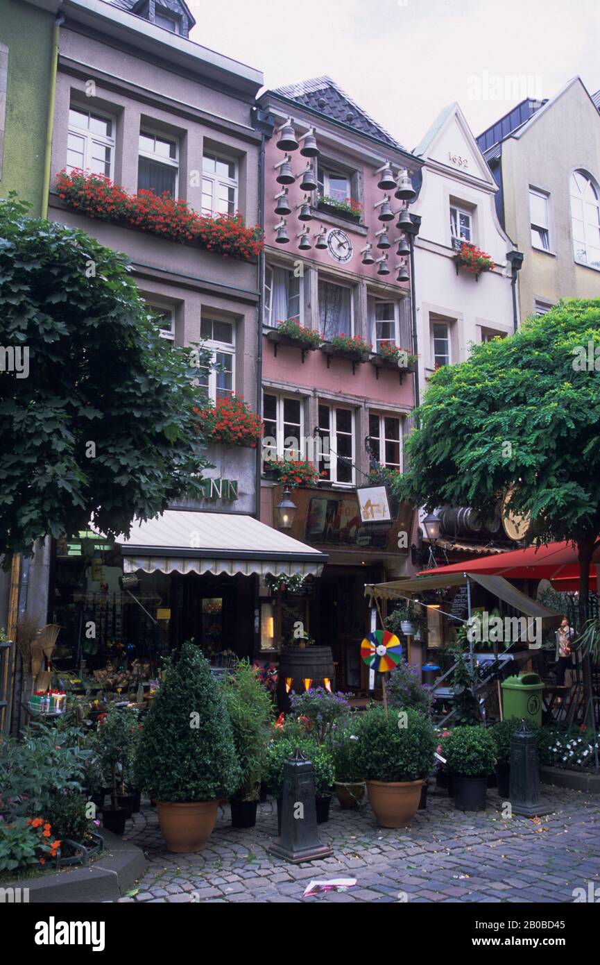 GERMANIA, DUSSELDORF, CENTRO STORICO, STREET SCENE, NEGOZIO DI FIORI Foto Stock