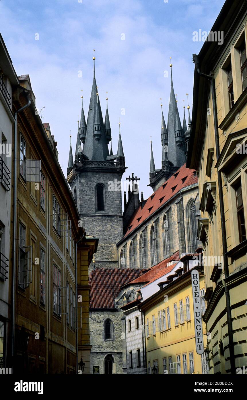 REPUBBLICA CECA, PRAGA, CENTRO STORICO, CHIESA GOTICA DI NOSTRA SIGNORA PRIMA DI TYN SULLO SFONDO Foto Stock