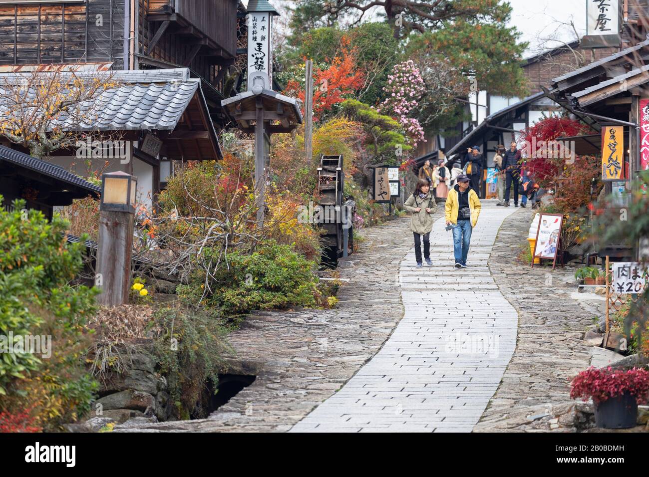 Persone che camminano lungo Nakasendo Strada passando attraverso Magome, Prefettura di Gifu, Giappone Foto Stock