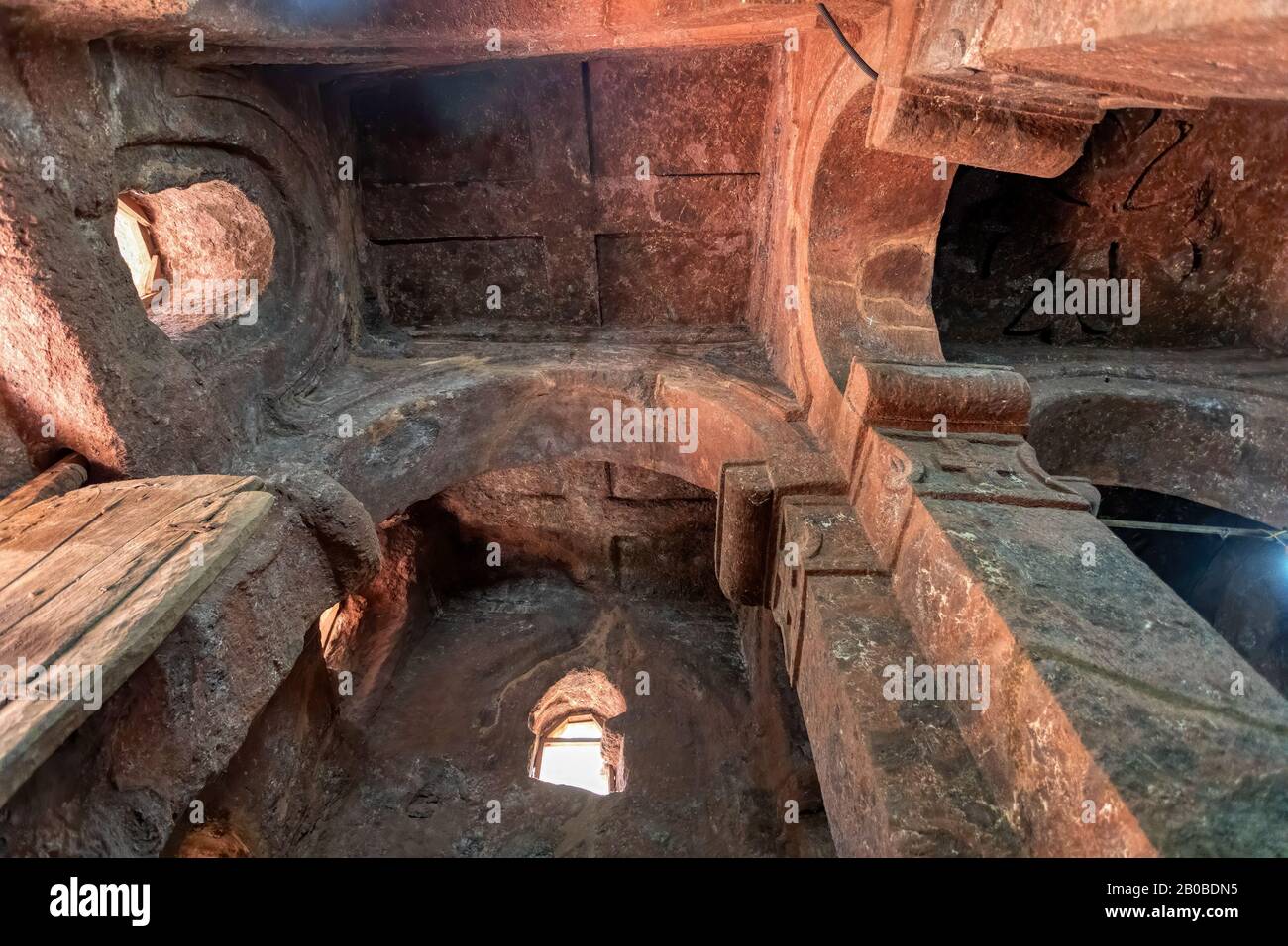 Soffitto interno della chiesa con la tomba simbolica di Adamo nel complesso nord-occidentale di chiese scavate nella roccia a Lalibela. Etiopia Foto Stock