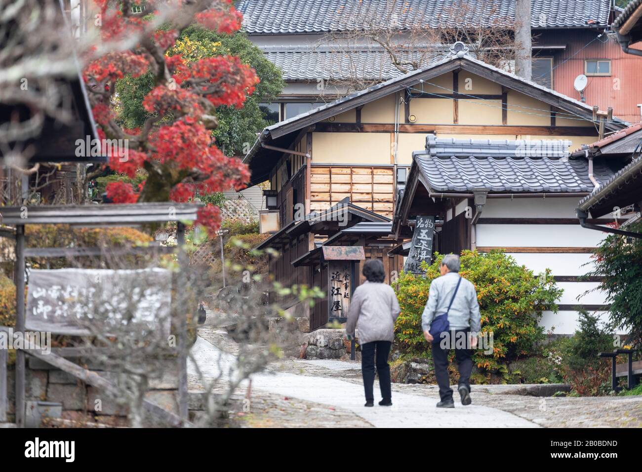 Persone che camminano lungo Nakasendo Strada passando attraverso Magome, Prefettura di Gifu, Giappone Foto Stock