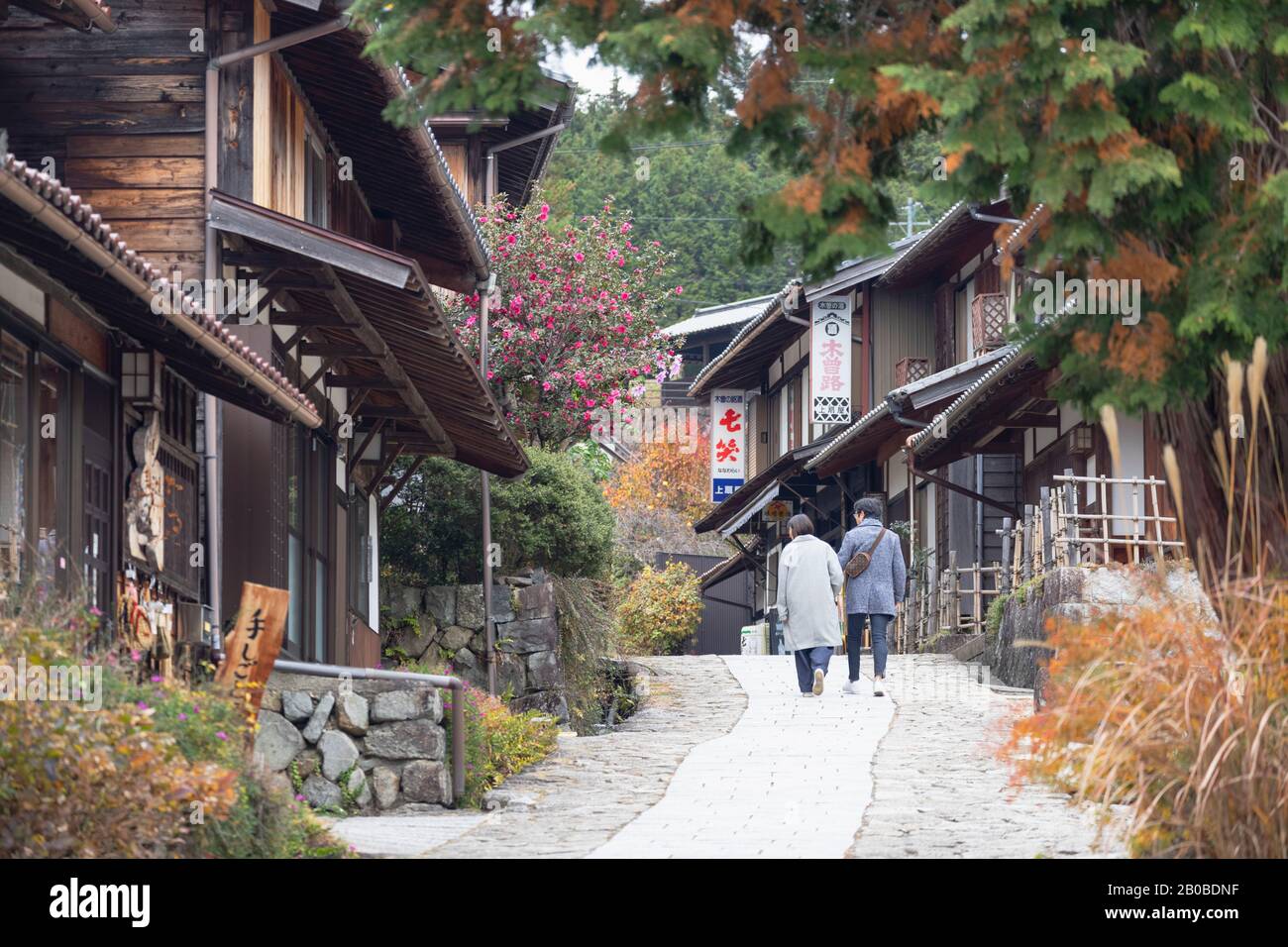 Persone che camminano lungo Nakasendo Strada passando attraverso Magome, Prefettura di Gifu, Giappone Foto Stock