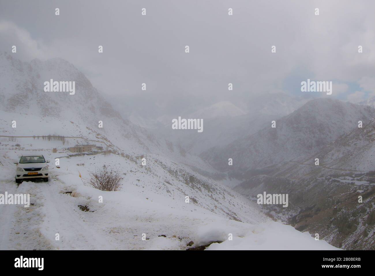 Spedizione turistica alla ricerca di leopardo neve nella valle di Ulley. Ladakh. Himalaya. India Foto Stock