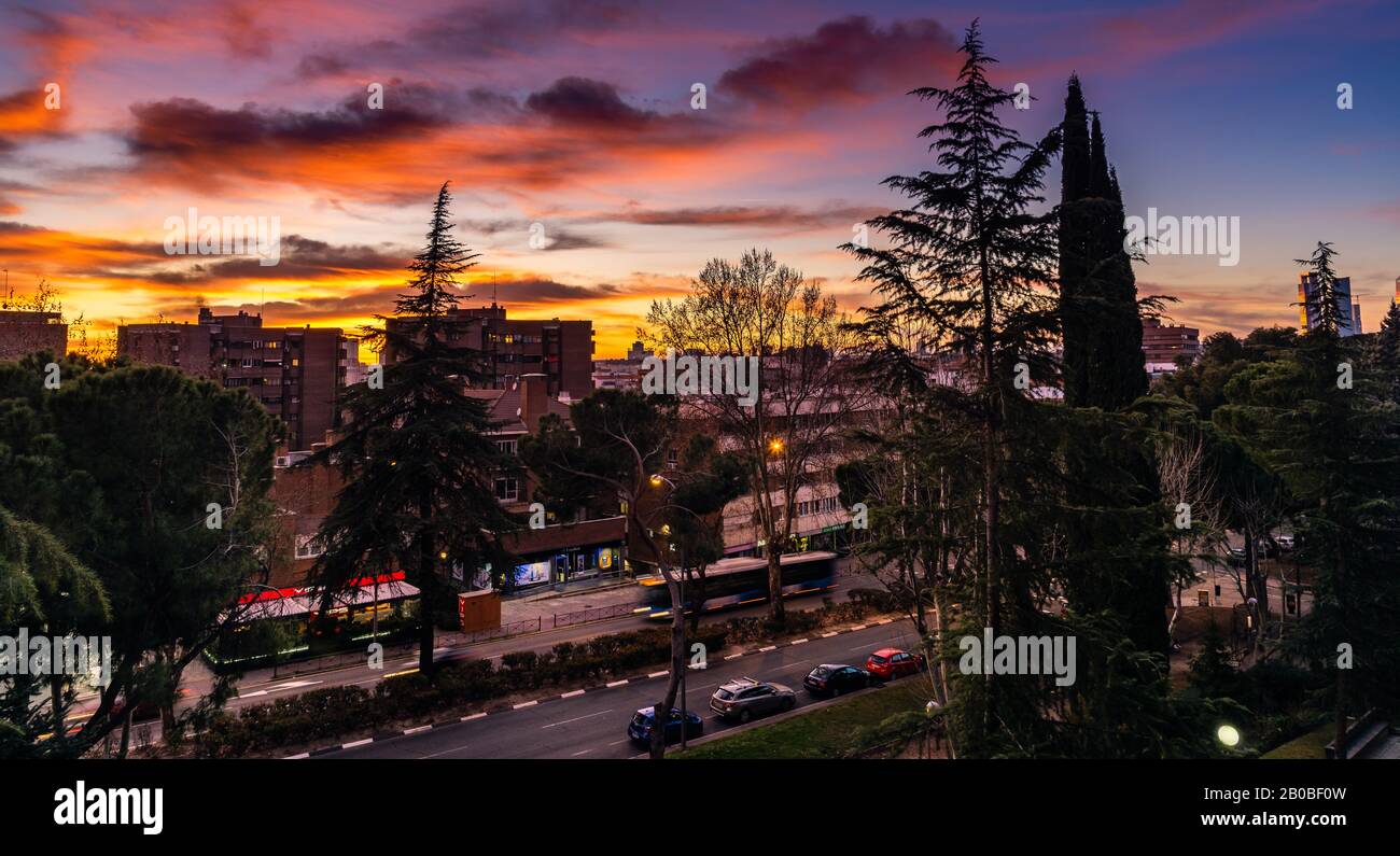 Madrid, Spagna - 15 febbraio 2020: Tramonto drammatico sul concetto di riscaldamento globale del paesaggio urbano Foto Stock
