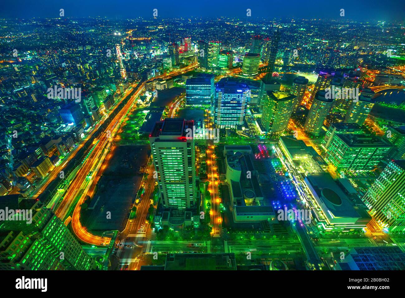 Vista aerea Del Paesaggio Cittadino di Yokohama e dello skyline di Yokohama di notte dalla piattaforma di osservazione della Landmark Tower. Grattacieli da osservatorio cielo giardino Foto Stock