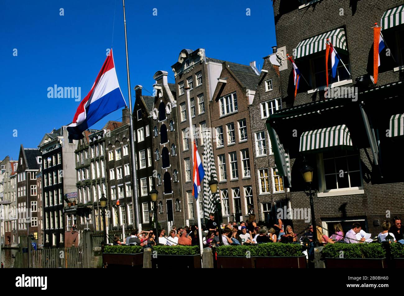 OLANDA, OLANDA, AMSTERDAM, SCENA DEI CANALI CON CAFFÈ ALL'APERTO Foto Stock