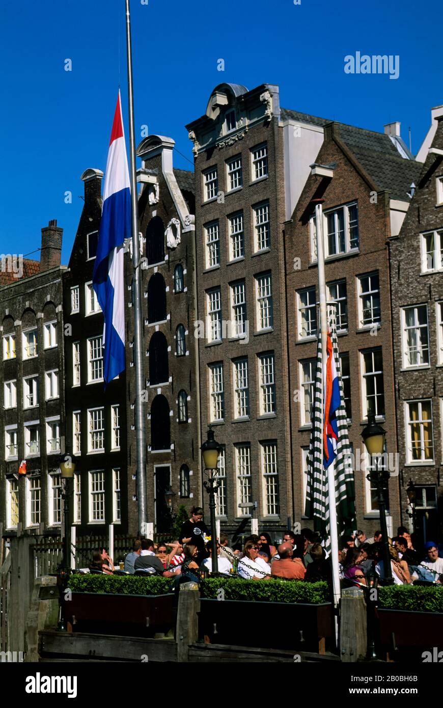 OLANDA, OLANDA, AMSTERDAM, SCENA DEI CANALI CON CAFFÈ ALL'APERTO Foto Stock