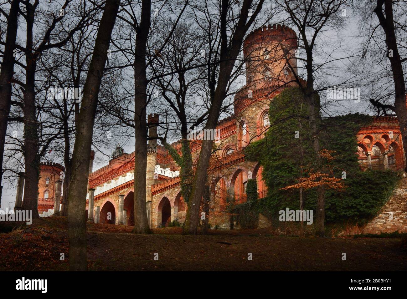 Vista serale al castello Kamieniec Zabkowicki, Polonia Foto Stock