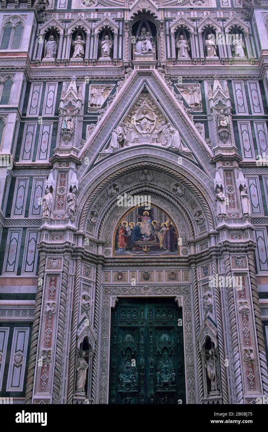 ITALIA, FIRENZE, CATTEDRALE DI SANTA MARIA DEL FIORE (DUOMO), FACCIATA Foto Stock