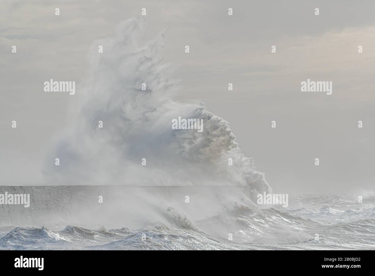 Newhaven, East Sussex. Il tempo del Regno Unito come Storm Ciara offre onde massicce e pioggia battente che hanno colpito l'Inghilterra il 10th febbraio 2020. Foto Stock