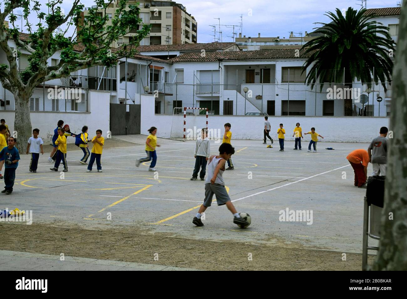 SPAGNA, ROSES, SCOLARI CHE GIOCANO A CALCIO Foto Stock