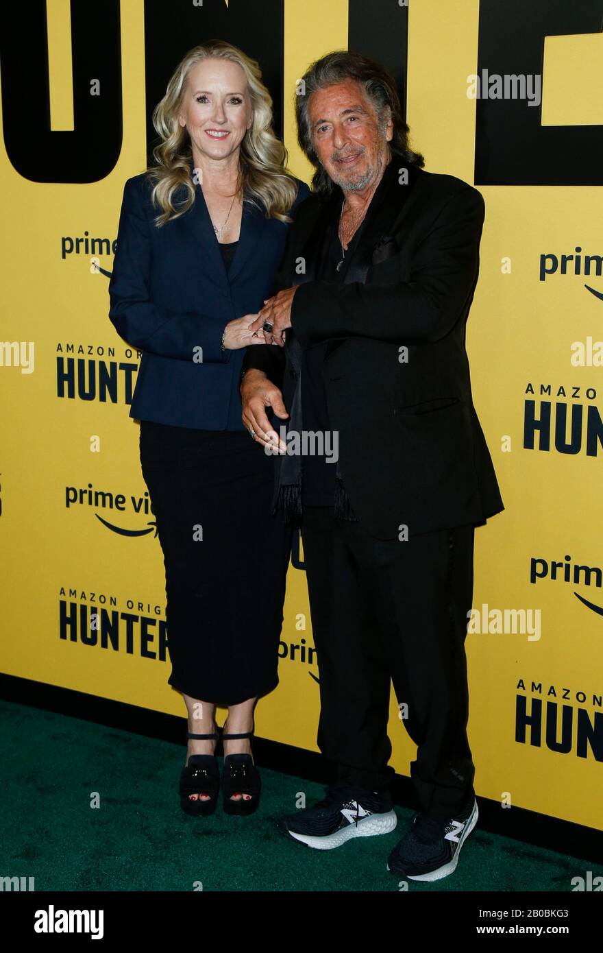 Los Angeles, Stati Uniti. 19th Feb, 2020. Responsabile degli Amazon Studios  Jennifer Salke e al Pacino camminando il tappeto rosso alla prima di Amazon  prime Video 'Hunters' tenuto al DGA Theatre il