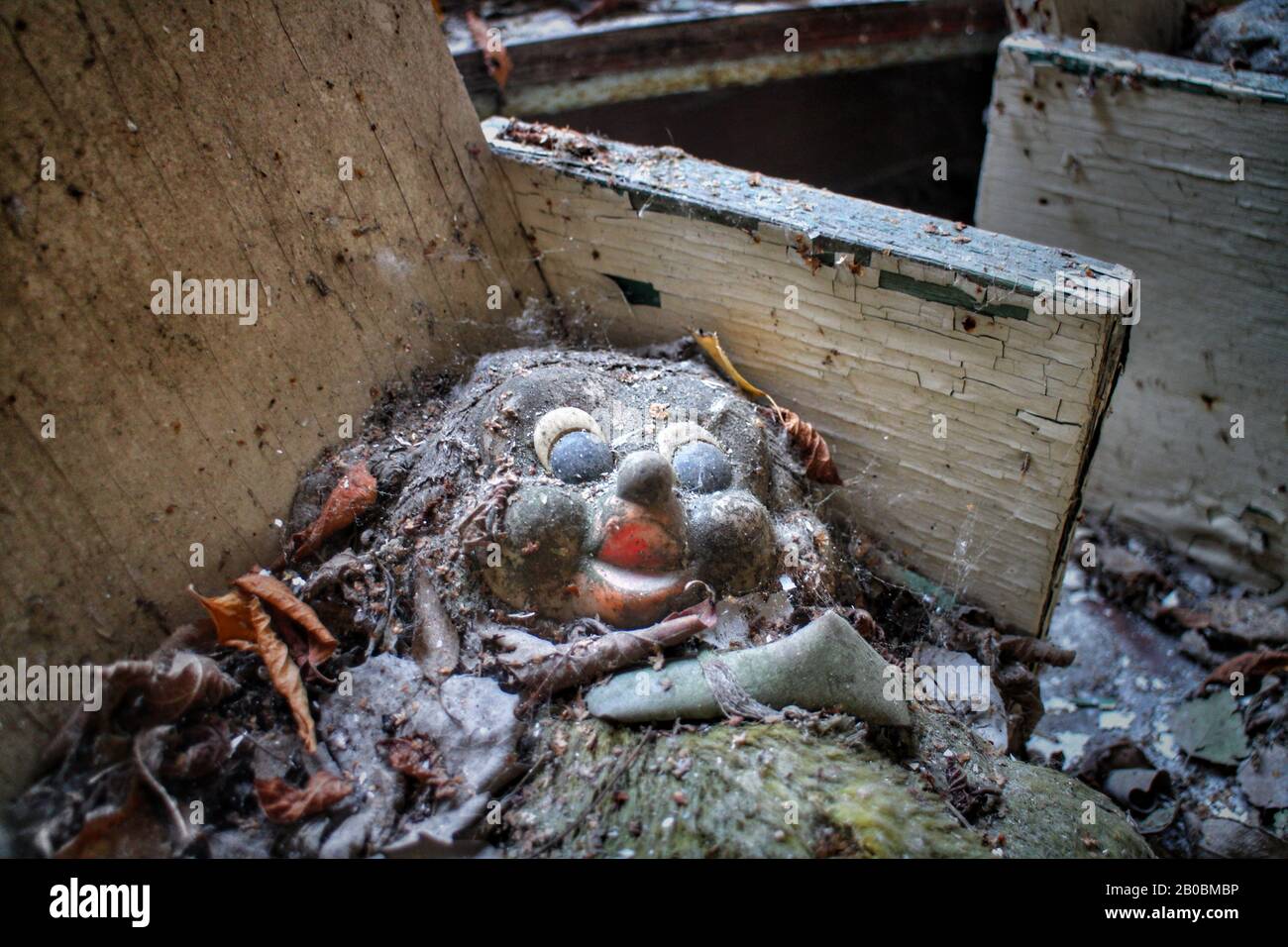Bambola creepy in un edificio abbandonato a Pripyat, Ucraina, sito del desaster nucleare di Cernobyl del 1986. Foto Stock