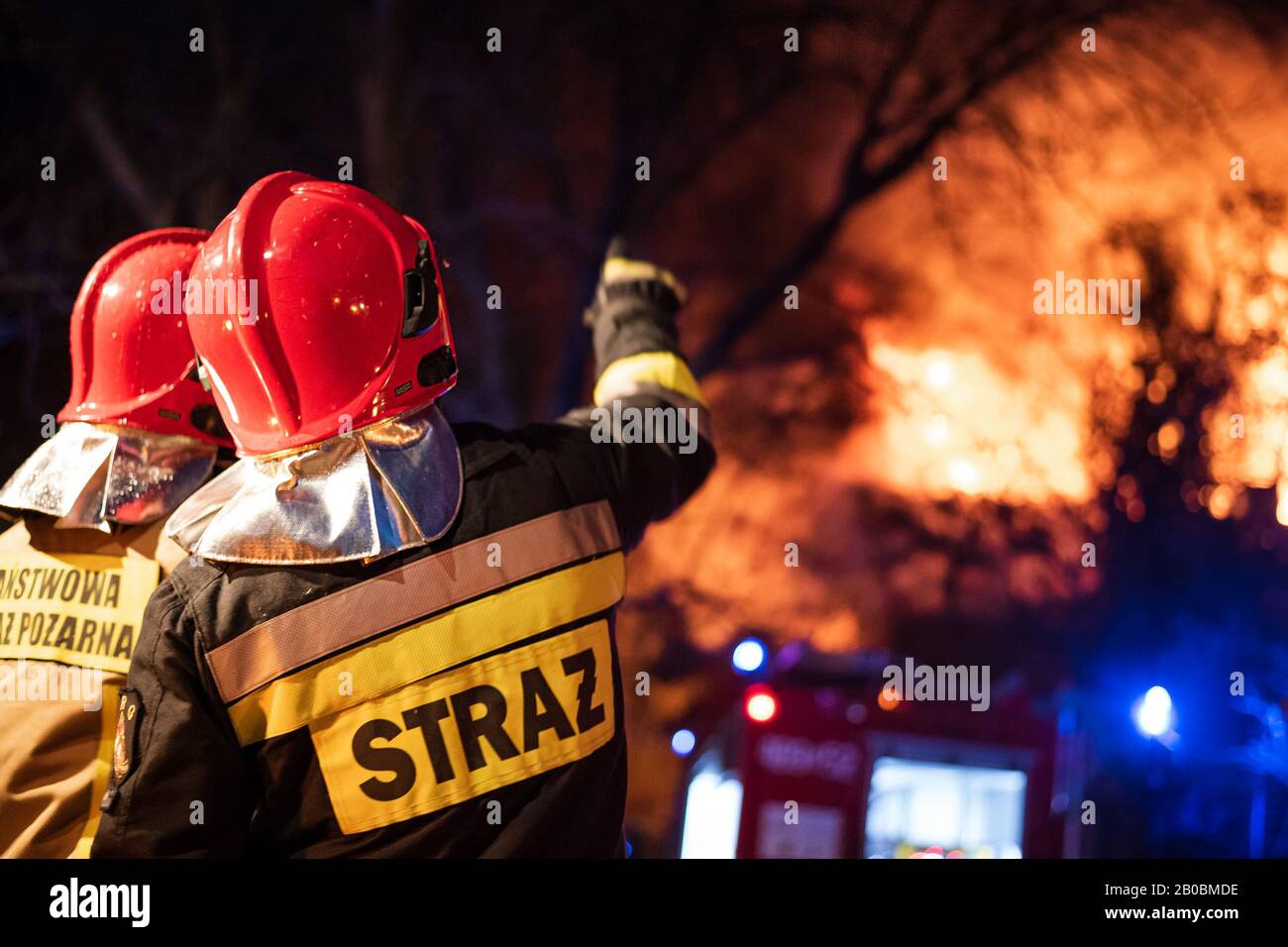 TYMOWA, POLONIA - 6 DICEMBRE 2019 - i Vigili del fuoco estinguono un incendio della casa. Foto Stock
